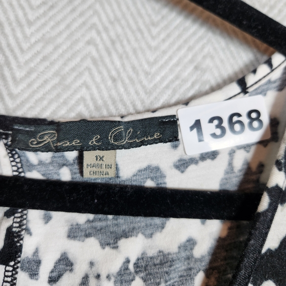 Rose & Olive Black and White Patterned Women's Sleeveless 1X Top Back Cut Out - Picture 2 of 10